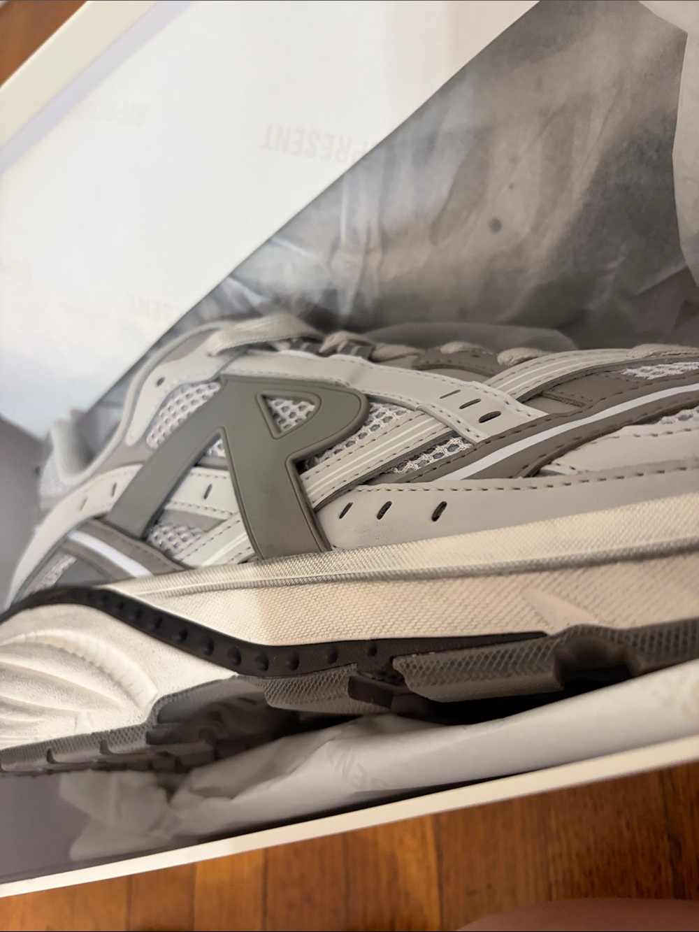 Men's Gray Performance Sneakers with 'R' Logo - Unbranded
